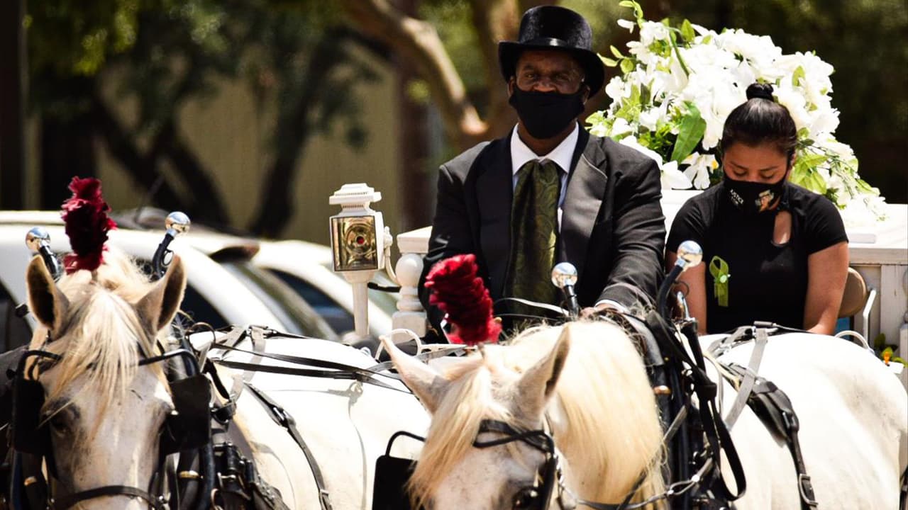 Los restos de Vanessa Guillén llegaron en un carruaje tirado por caballos al lugar donde se le rinde un homenaje.