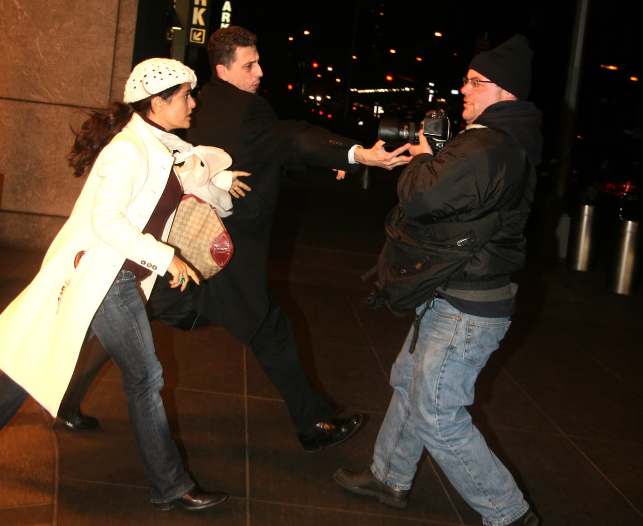 Siguió con su ataque contra los paparazzi.