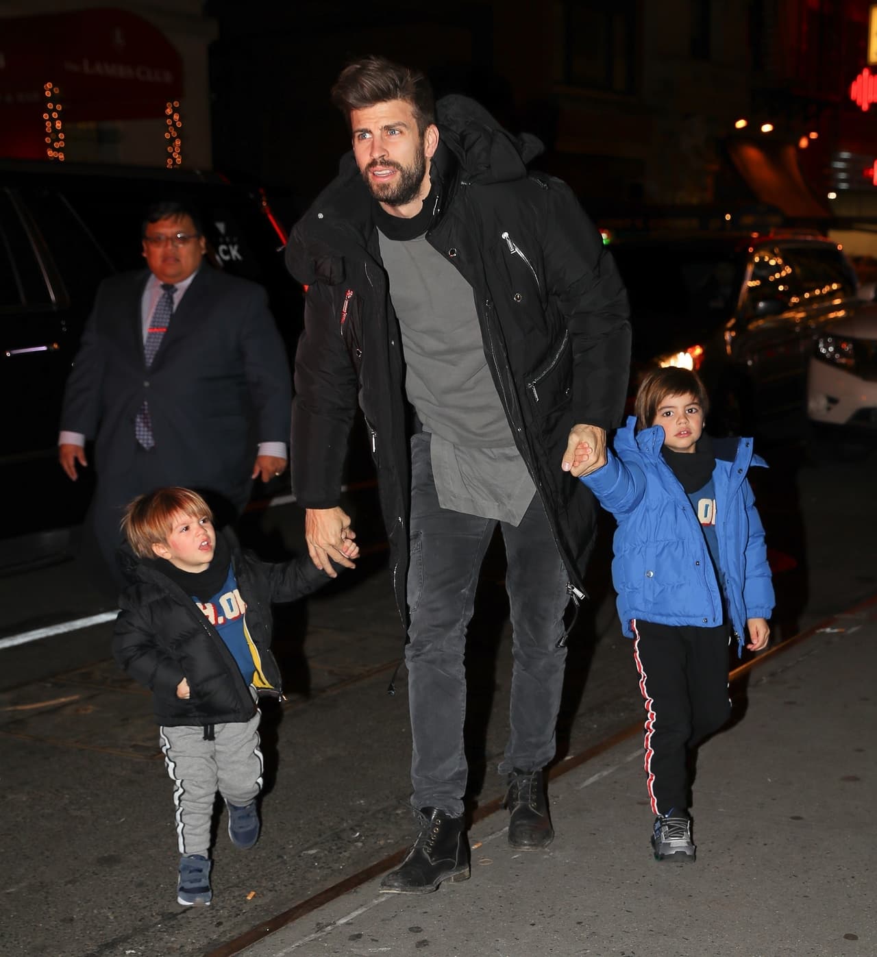Sin embargo los paparazzi no los dejaron disfrutar de la ciudad como Shakira y Gerard quisieran. En la imagen vemos al futbolista caminando por las calles con sus dos hijos, Milán y Sasha.
