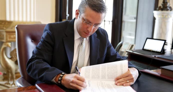 El gobernador de Puerto Rico, Alejandro García Padilla, firma proyecto de ley.