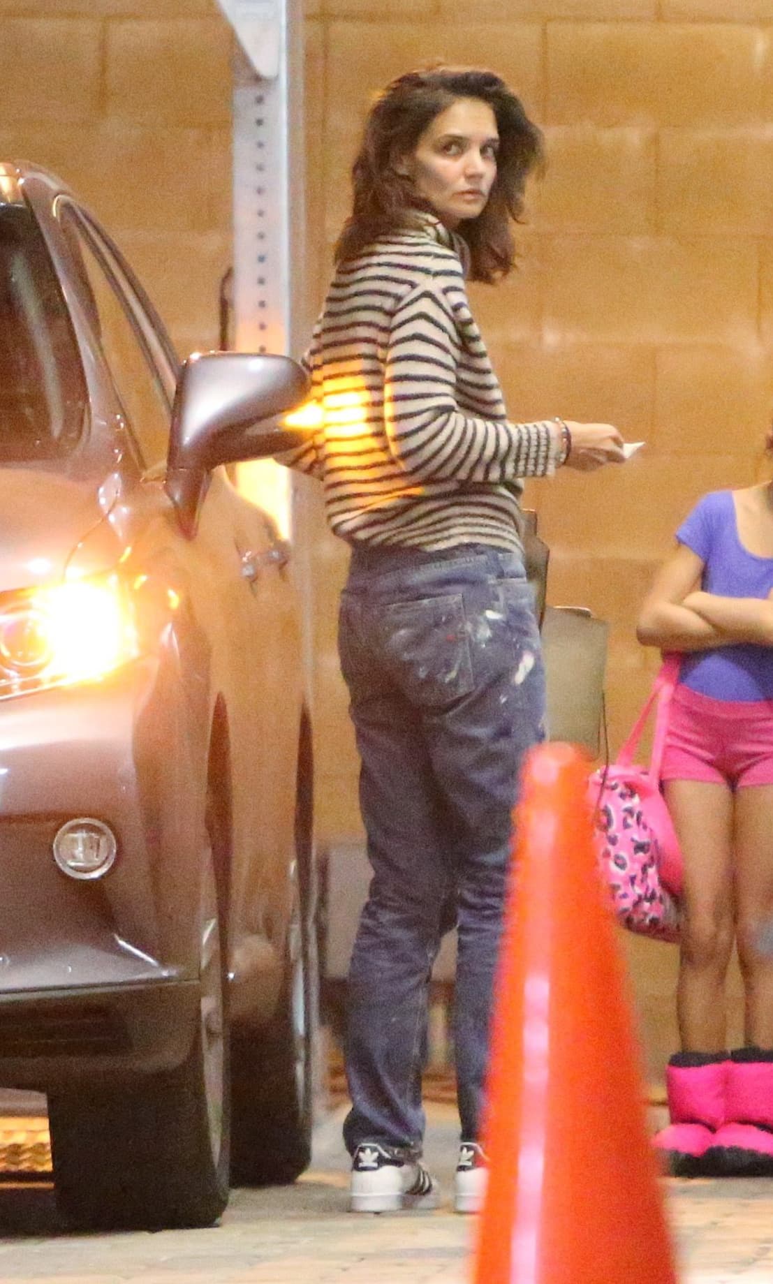 La mamá soltera sale despeinada y sin maquillaje para llevar a Suri a clase de baile.