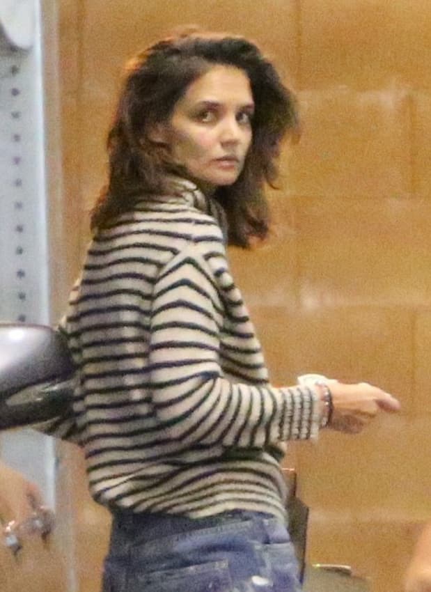 La mamá soltera sale despeinada y sin maquillaje para llevar a Suri a clase de baile.