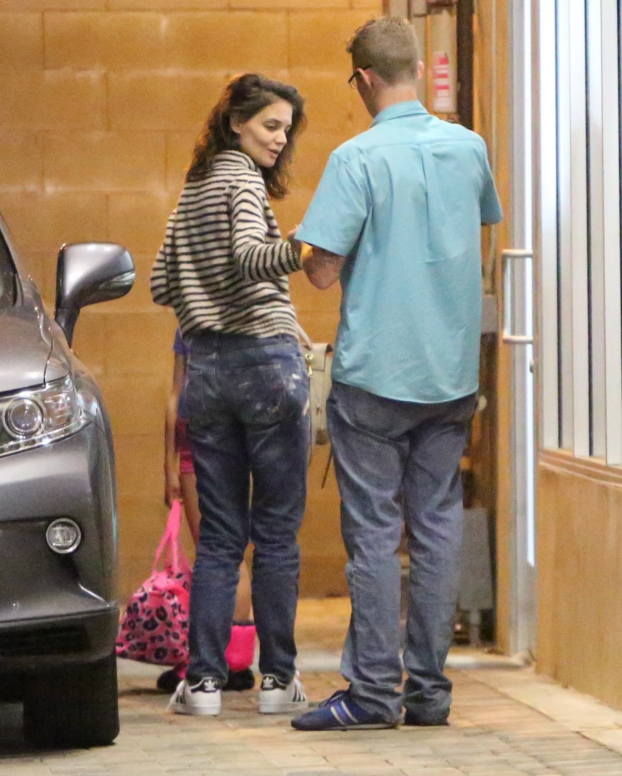 Katie con jeans y cómodos tennis.