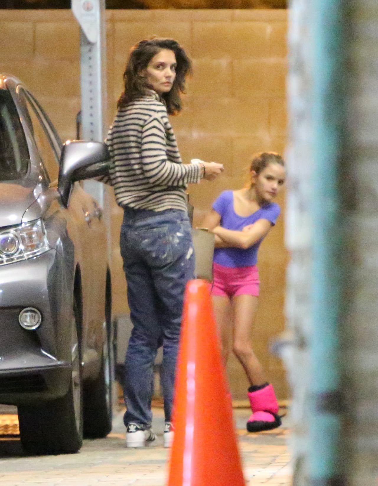 La mamá soltera sale despeinada y sin maquillaje para llevar a Suri a clase de baile.