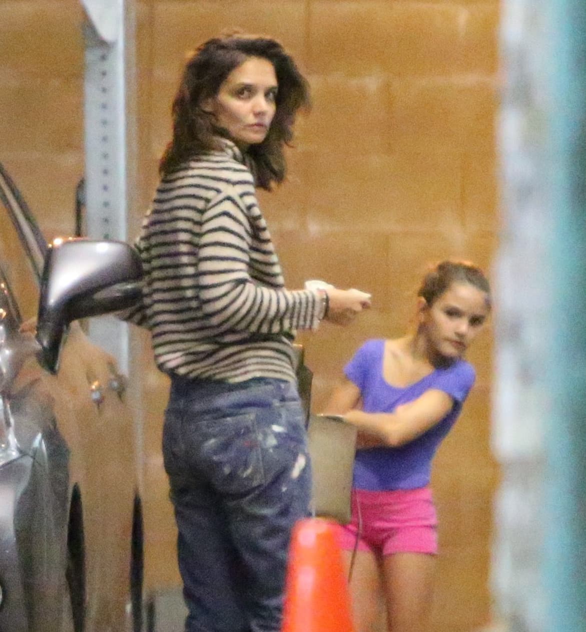 Suri y Katie viendo al fotógrafo.