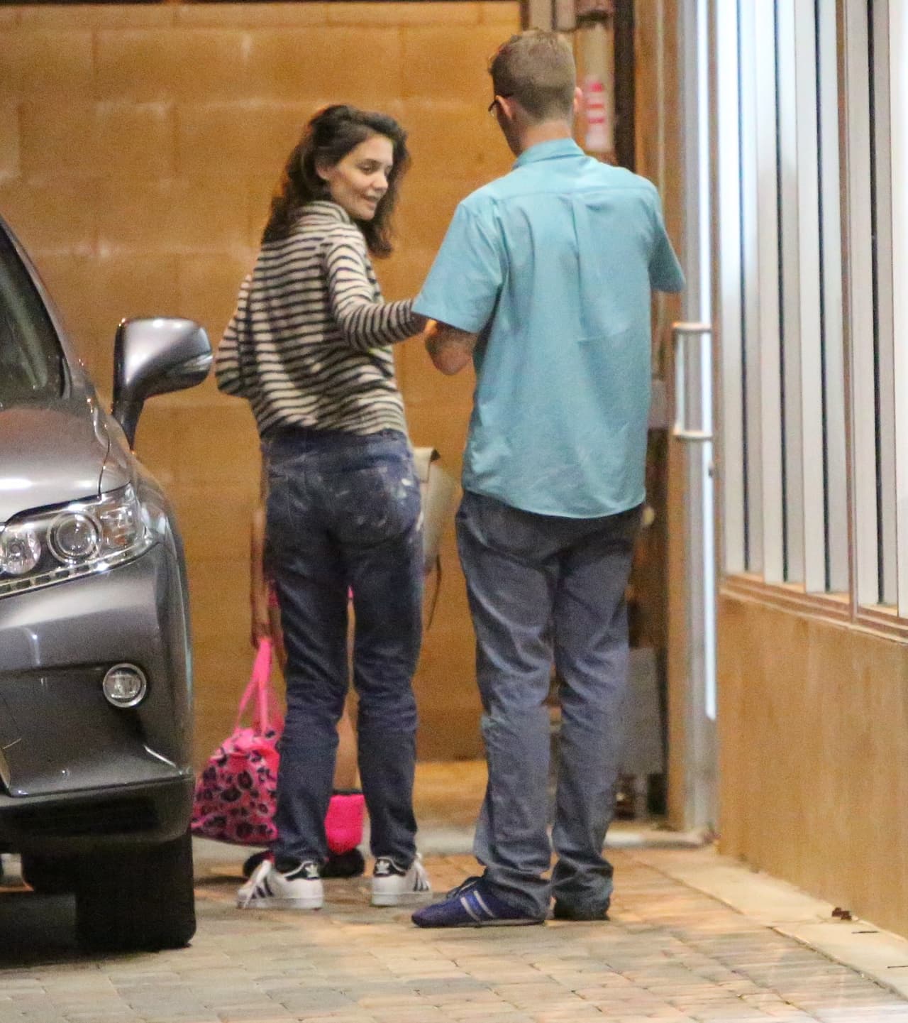 La mamá soltera sale despeinada y sin maquillaje para llevar a Suri a clase de baile.