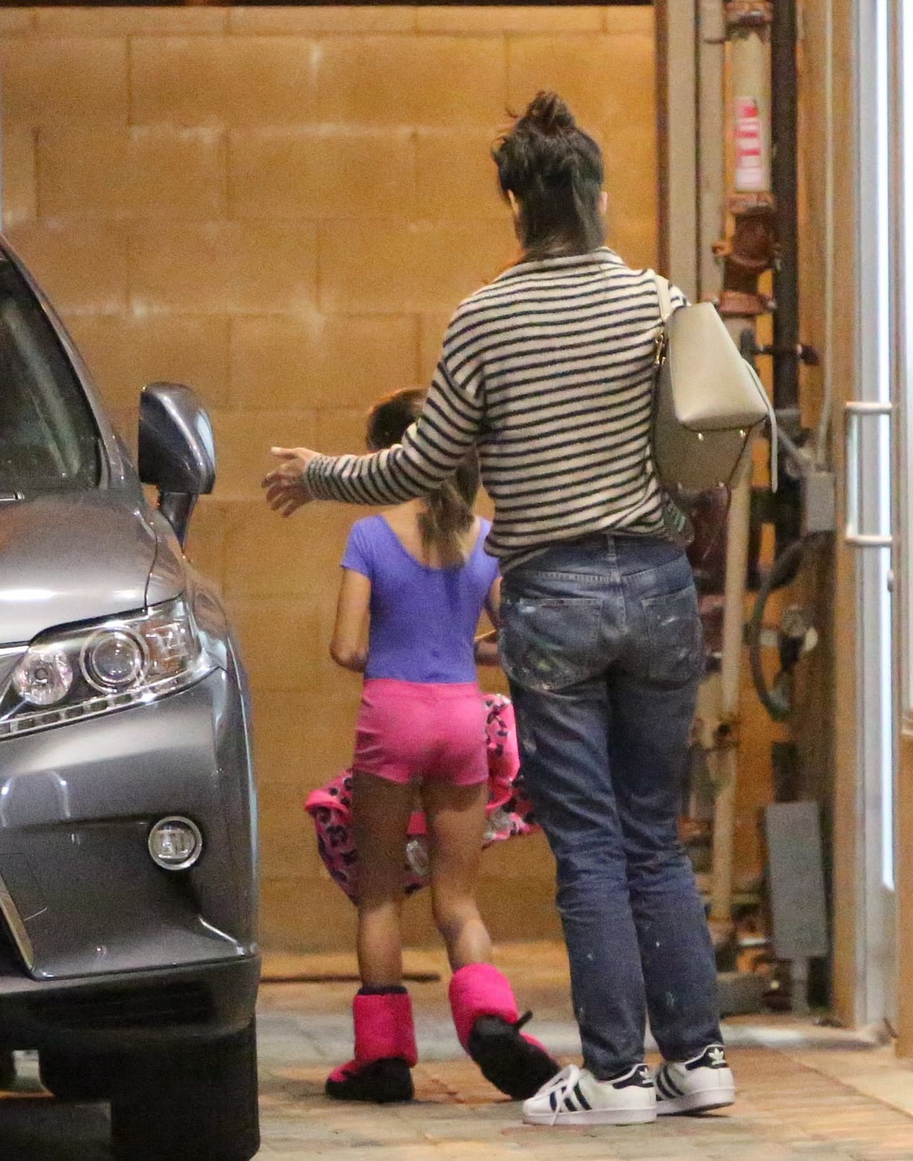 La mamá soltera sale despeinada y sin maquillaje para llevar a Suri a clase de baile.