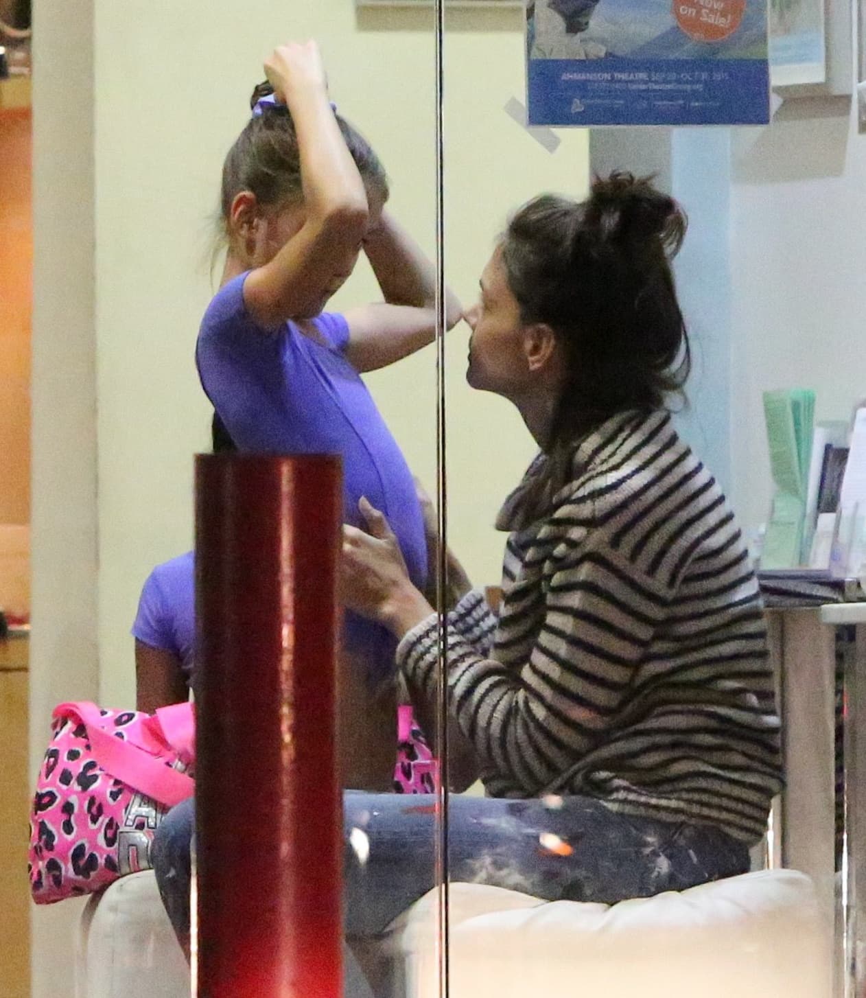 Suri no estaba cómoda con su peinado.