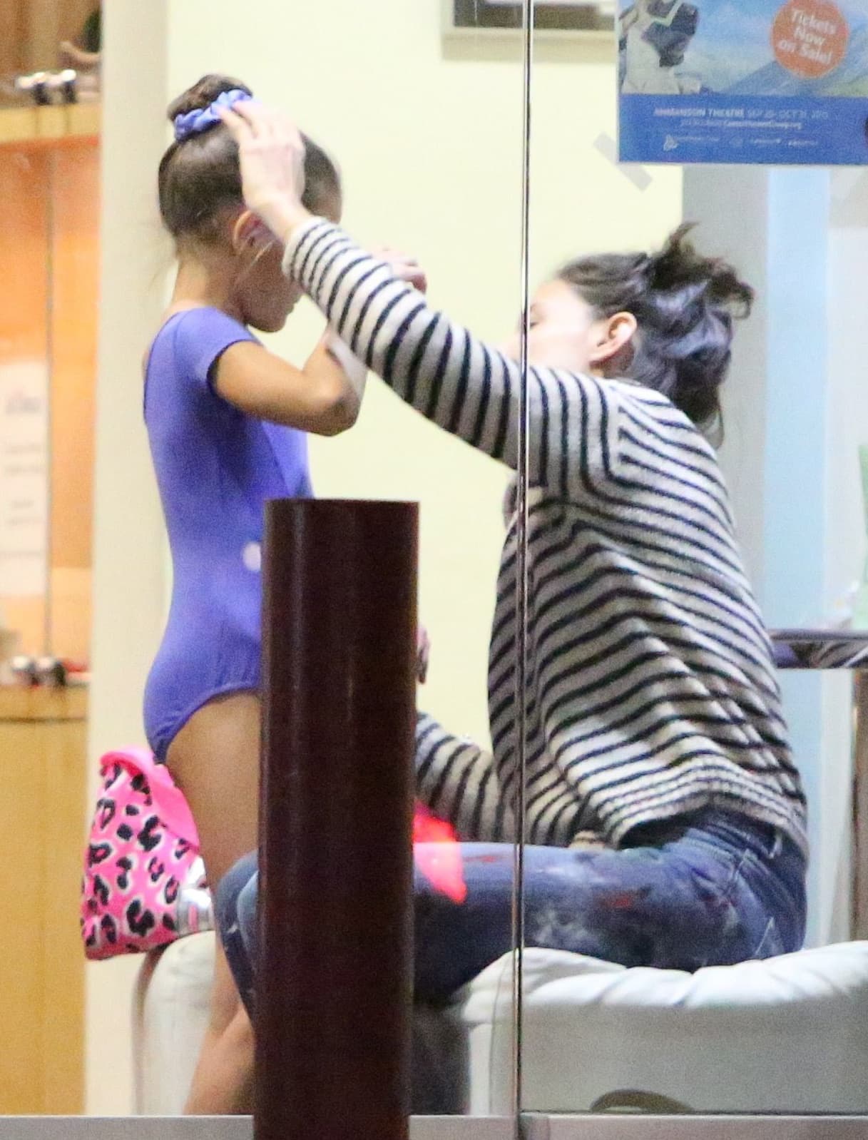 Katie le ayudó a recogerlo bien.