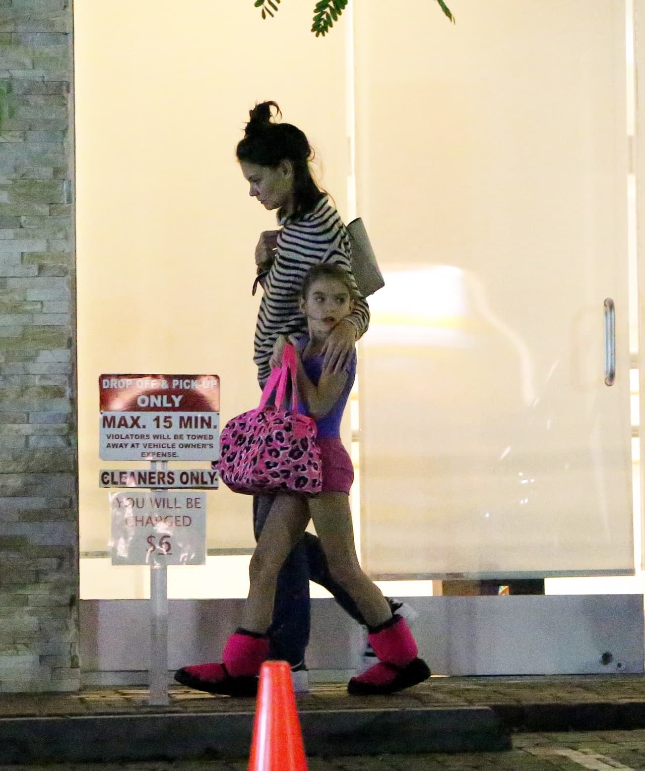 La mamá soltera sale despeinada y sin maquillaje para llevar a Suri a clase de baile.