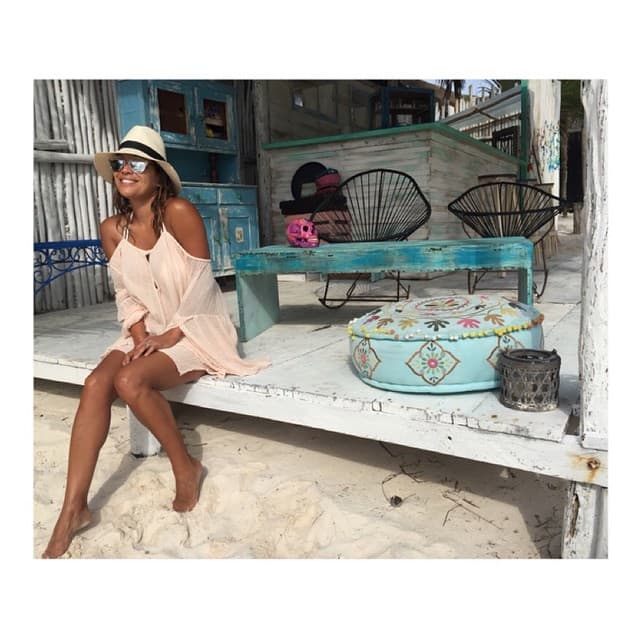 Completamente bronceada y con un look playero la vemos disfrutando de la arena y el mar en Tulum, Quintana Roo.