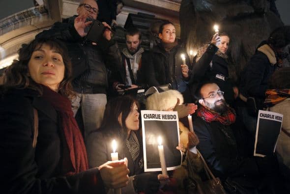 Miles de ciudadanos se han acercado hasta la plaza de la República de París para, en silencio absoluto, rendir homenaje a las víctimas del atentado.