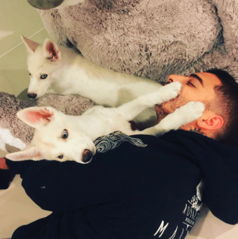 Bonnie y Clyde hacen con su papá Maluma lo que les da la gana.