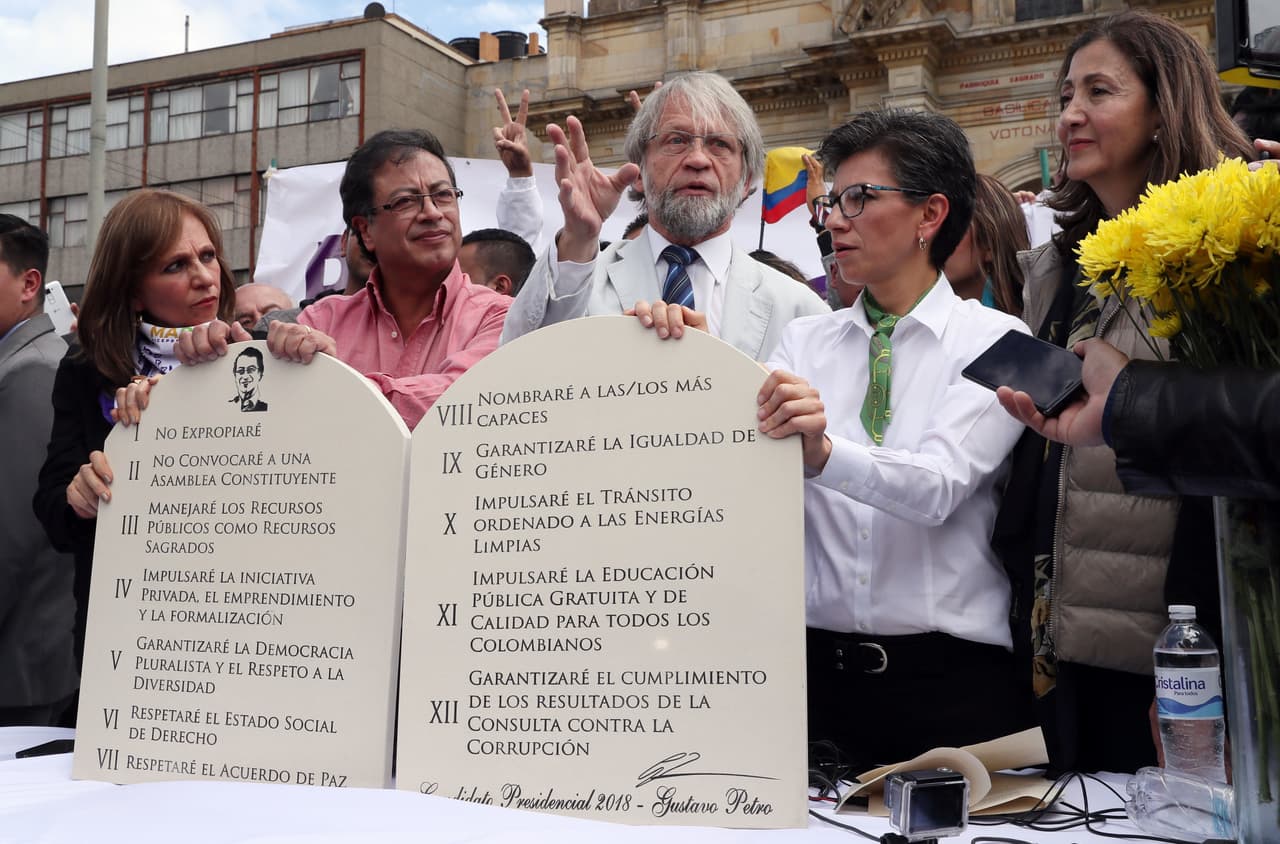 -FOTODELDÍA- BOG204. BOGOTÁ (COLOMBIA), 08/06/2018.- El candidato a la Presidencia de Colombia, Gustavo Petro (2-i), y su fórmula a la vicepresidencia, Ángela María Robledo (i), reciben el apoyo del profesor y político Antanas Mockus (c), de la política Claudia López (2-d), y de la exsecuestrada de las FARC Íngrid Betancourt (d) hoy, viernes 8 de junio de 2018, en Bogotá (Colombia). La excandidata vicepresidencial de la Coalición Colombia, Claudia López, y el senador electo Antanas Mockus, de la Alianza Verde, anunciaron su voto por Petro en la segunda vuelta de las elecciones presidenciales que se celebrarán el próximo 17 de junio. EFE/Mauricio Dueñas Castañeda