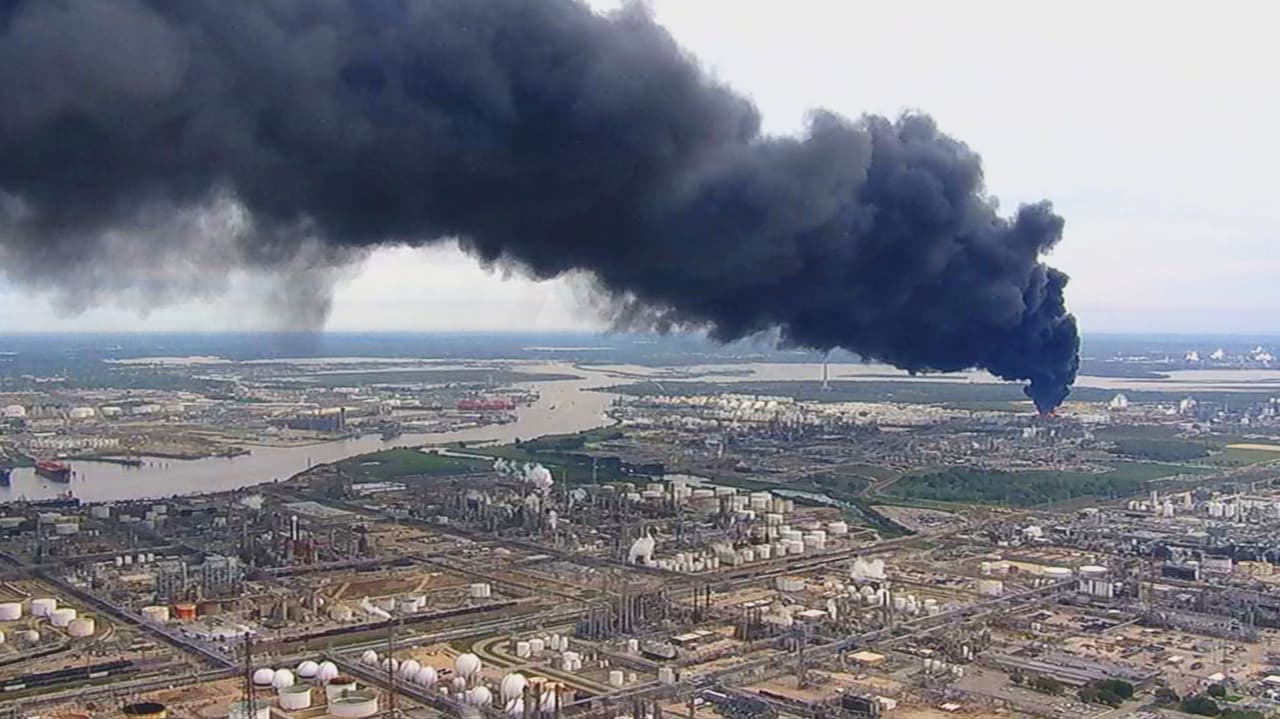 La jueza del condado Harris, Lina Hidalgo, dijo en conferencia de prensa que la fumarola del incendio está a una altura en la que no representa un riesgo de contaminación, pero aclaró que siguen evaluando los niveles de los químicos en el aire.