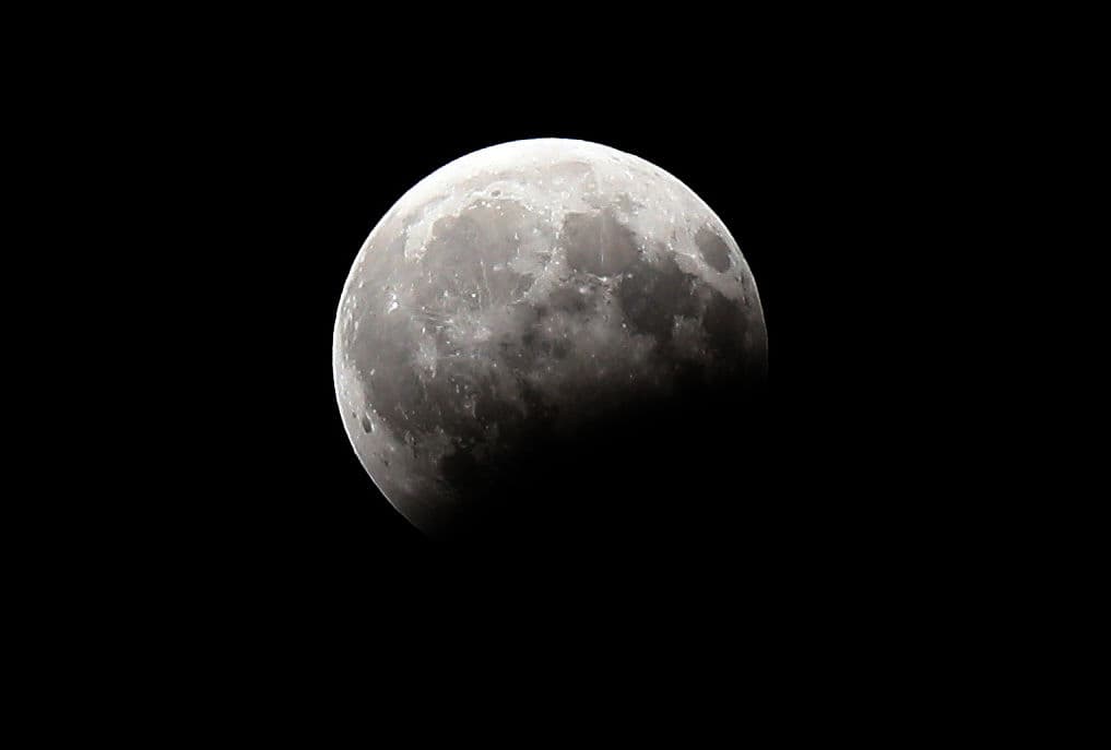 Con la Luna llena en Acuario fue como ocurrió el último eclipse de Luna del año, cuya energía sigue impactando y ayuda a tomar las mejore decisiones.