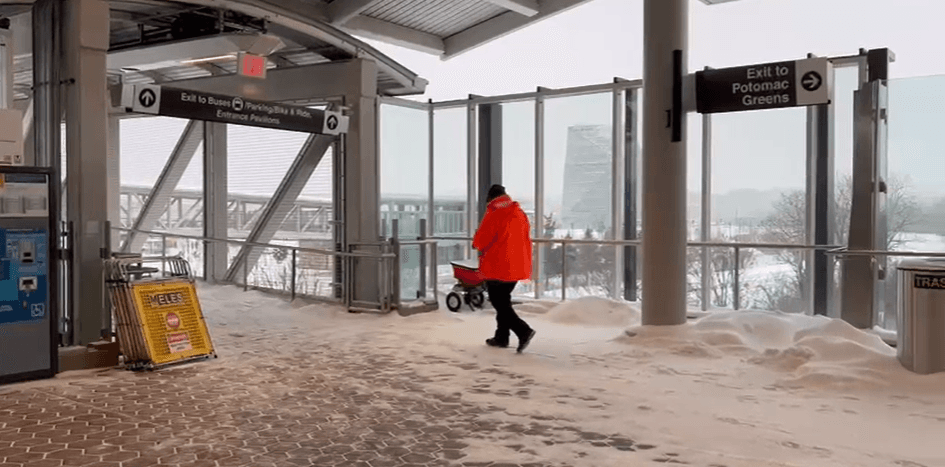 Mientras unos disfrutaban de la nieve, otros trabajaban para que la población estuviera segura y pudieran usar los servicios de transporte público, circular seguros por las principales avenidas y que los aeropuertos pudieran operar con todo y limitaciones.