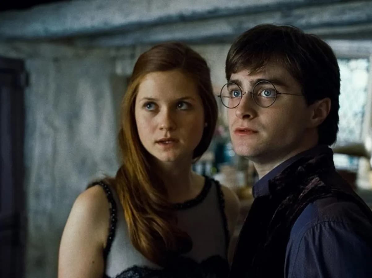 Una de las cosas más esperadas por los 'potterheads' era ver en la pantalla la relación entre Ginny Wasley y Harry, pues definitivamente es una de las parejas más importantes en la trama.