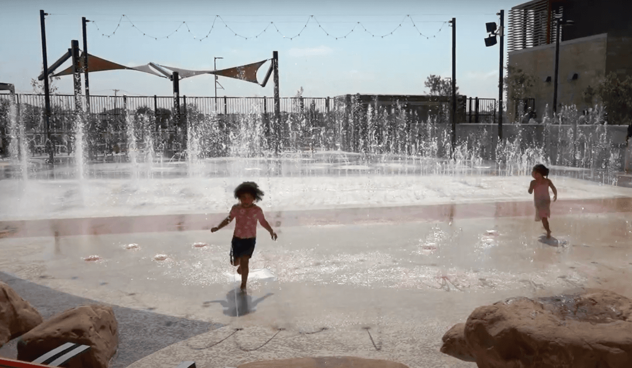 <b>THE BEACON RECREATION CENTER, ALLEN</b>
<br>Es un centro recreativo que ofrece chorros de agua para niños y también tiene un gimnasio y canchas deportivas. El pase por un día al Beacon Recreation Center cuesta $8 dólares. Estará abierto hasta octubre y el horario es de lunes a viernes de 10:00 a 8:00pm; los sábados de 10:00 am a 6:00 pm y los domingos es de 12:00pm a 6:00pm
<br>
<br>Dirección: 1100 Mansfield Webb Road