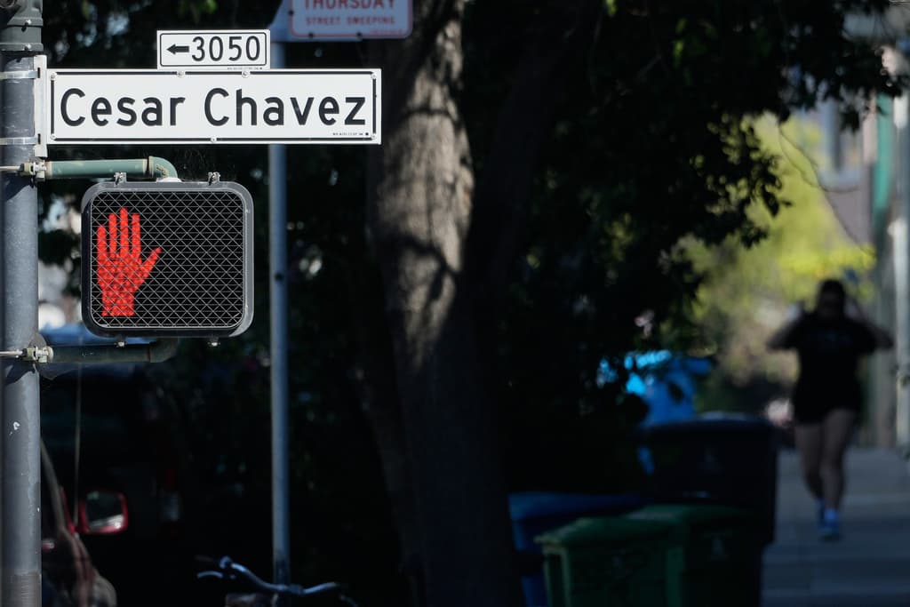 Un aviso muestra l nombre de la calle César Chávez en San Francisco, el miércoles 18 de marzo de 2026.