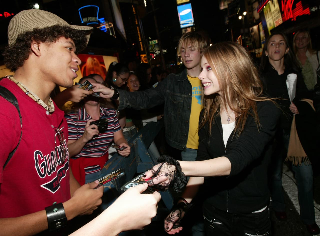 ¿Quién quiere ser un "Little Balck Star"? Avril Lavigne posee tantos fans que seguro ya hasta perdió la cuenta. Wow!!