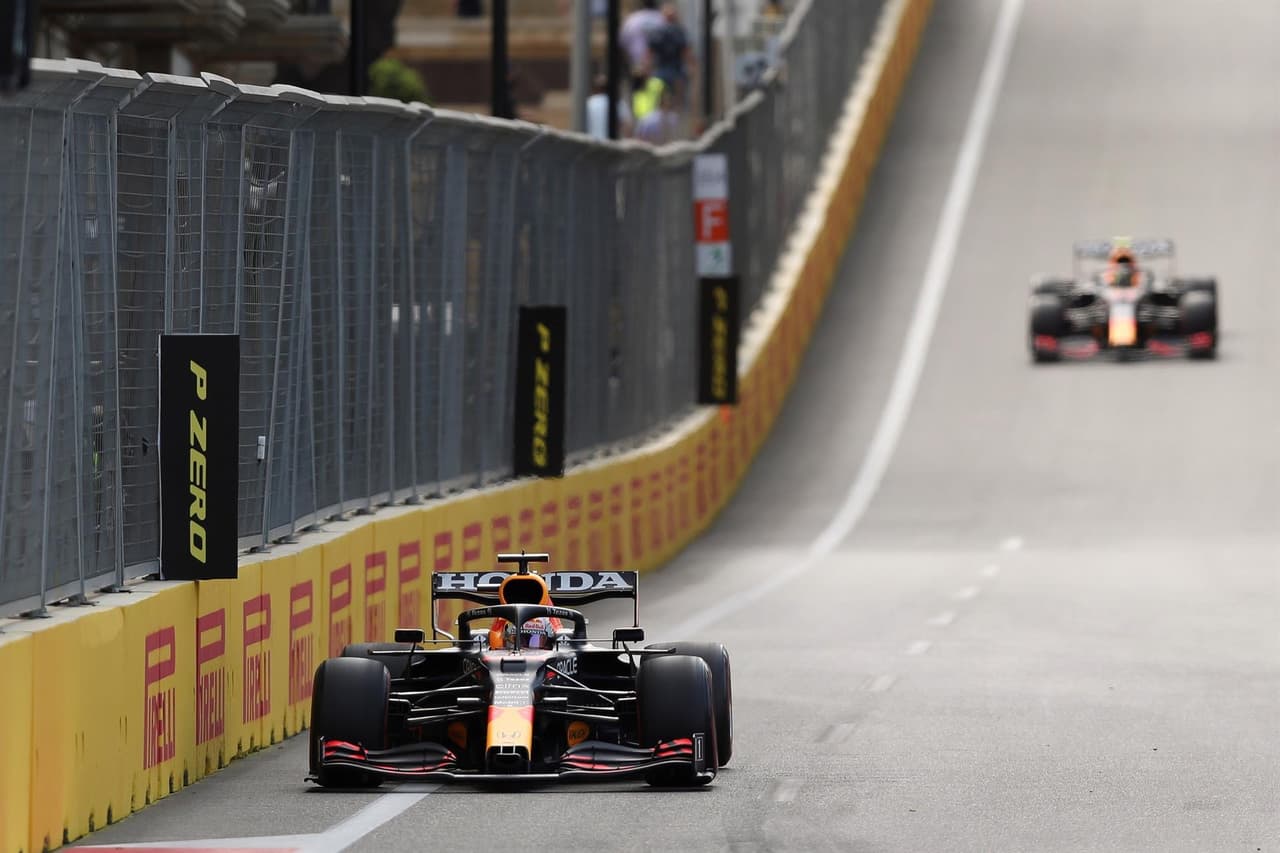 Tras una carrera muy dramática en el Gran Premio de Baku, el mexicano Sergio 'Checo' Pérez se lleva la carrera en la Formula 1 y consigue su segundo podio en su carrera. El piloto de Red Bull comparte el podio con Sebastian Vettel y Pierre Gasly. Max Verstappen abanonó la carrera tras ser puntero por una llanta reventada y Hamilton abandonó la carrera.
