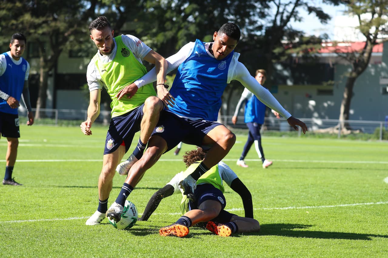 Las Chivas del Guadalajara se preparan con fuertes entrenamientos en Verde Valle para su primera fecha del torneo Guard1anes 2021, que será este viernes a las 19:30 ante el equipo de Puebla en el Estadio Cuauhtémoc.