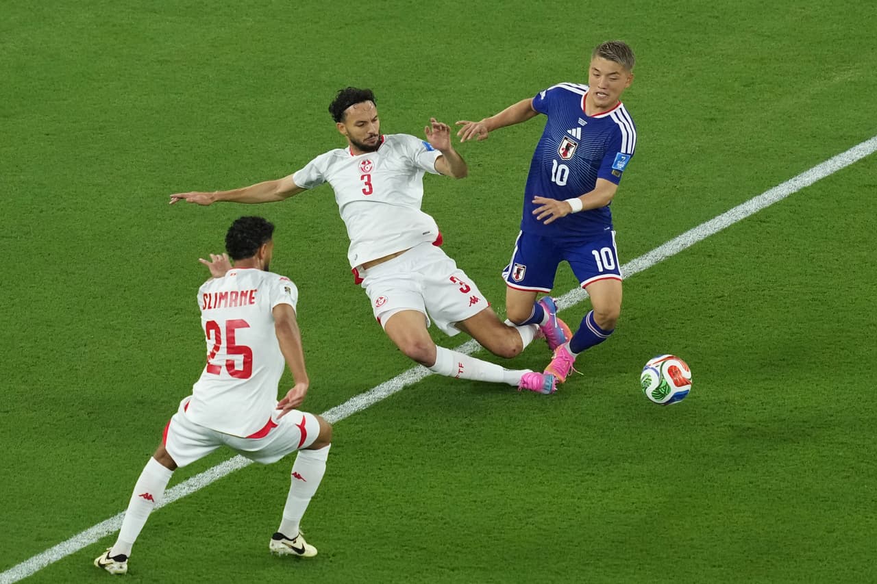 Ritsu Doan, de Japón (derecha), y Montassar Talbi, de Túnez, luchan por el balón durante un partido de fútbol del Grupo F de la Copa Mundial en Guadalupe, cerca de Monterrey, México, el sábado 20 de junio de 2026.