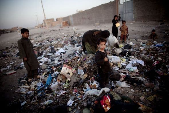 El alto funcionario explicó que esto significa hacer inversiones inteligentes en infraestructura, en pequeñas granjas y servicios sociales, en lugares sumidos en la pobreza.