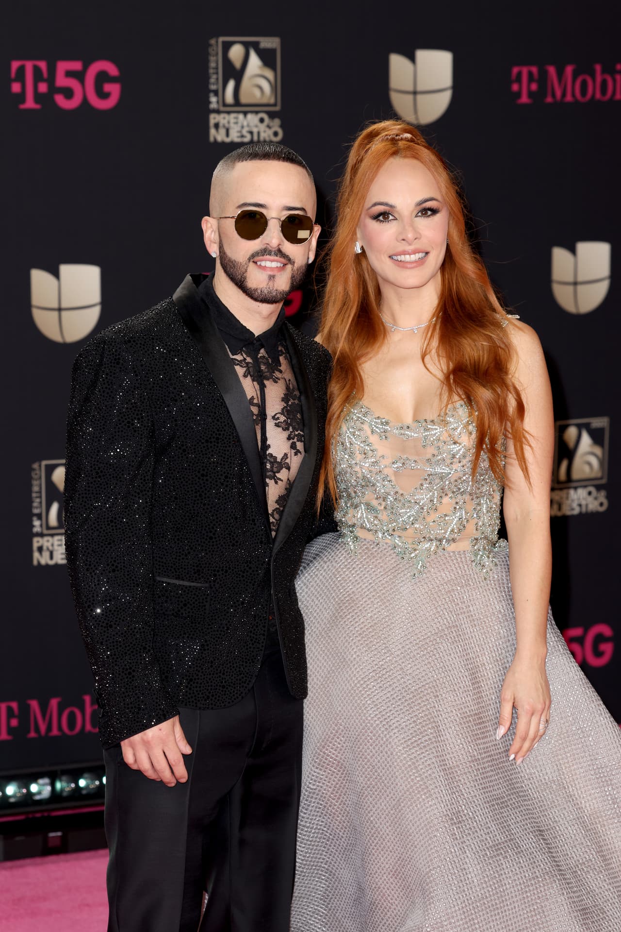 <b>Yandel y Edneris Espada </b>
<br>El puertorriqueño, que ofreció un impactante espectáculo durante la celebración, llegó acompañado de su esposa, Edneris Espada.