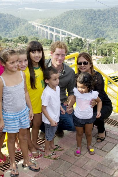 Y no dudó en posar con los niños de la región.