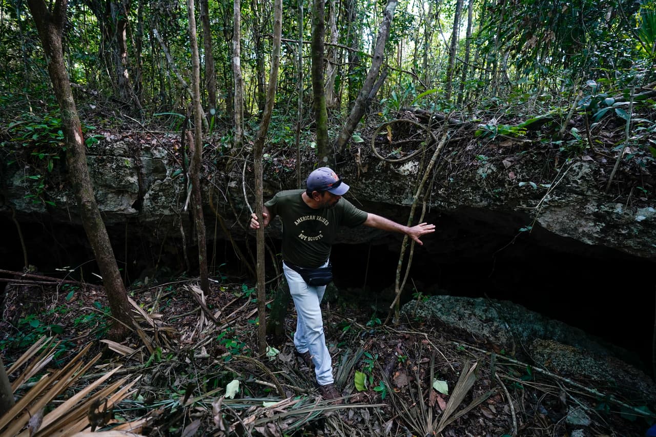 “Allí está. No sabemos si fue depositado o si allí murió”, comentó Del Río a la agencia 
<i>AP</i>. 
<b>El esqueleto estaba a unos 8 metros (26 pies) bajo el agua</b>, medio kilómetro (un tercio de milla) al interior del sistema de cuevas.
<br>
<br>Del Río, quien ha trabajado con el Instituto Nacional de Antropología e Historia (INAH) en proyectos anteriores, dijo que ya notificó el descubrimiento al instituto.