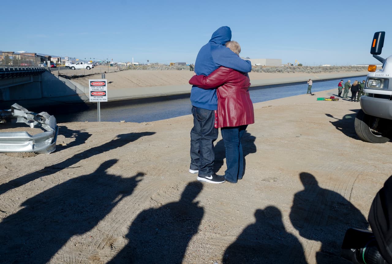 Familiares del Noah Abbott se abrazaban el 3 de marzo de 2017, mientras agentes del Sheriff de San Bernardino se preparaban para buscar al niño.
