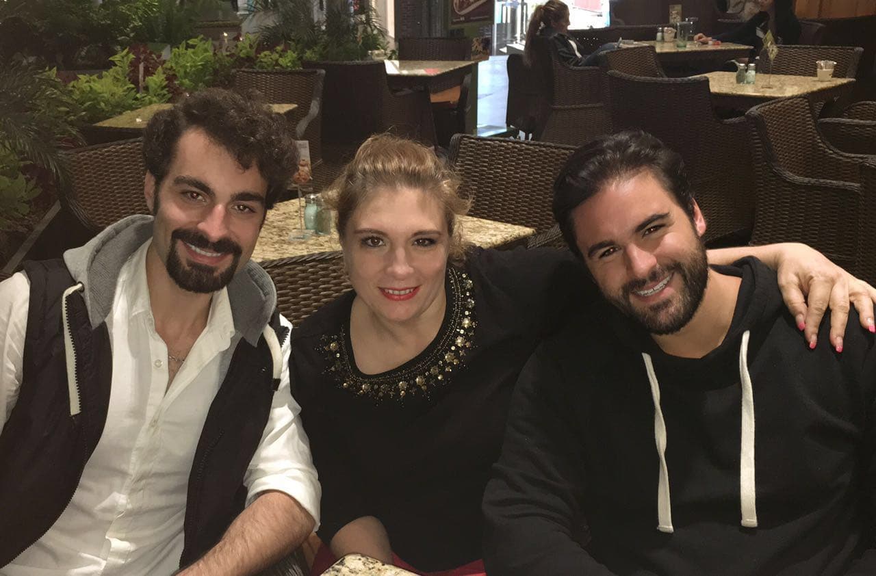 Carlo y Aldo son muy parecidos a su padre, físicamente.