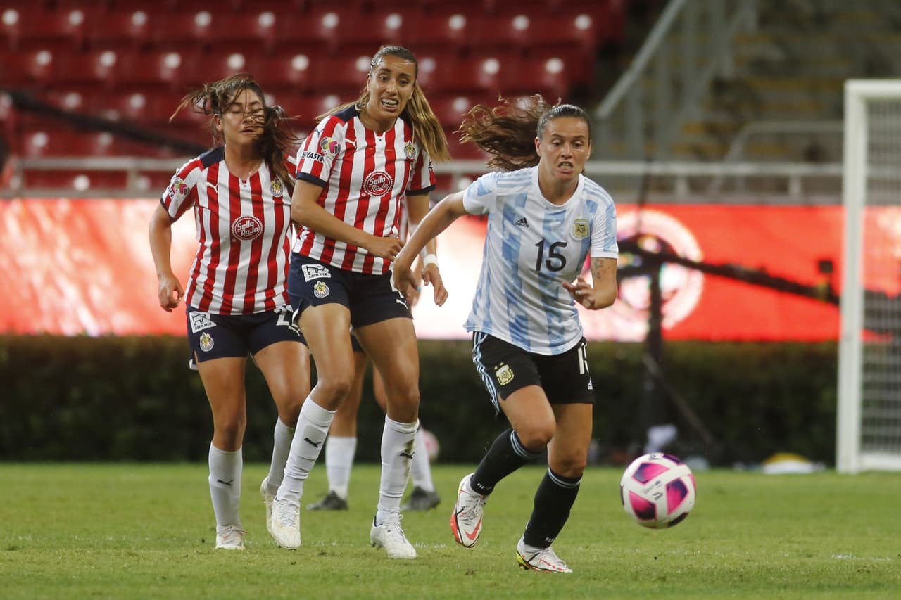 Las argentinas salen más agresivas que Chivas y se quedan con el amistoso