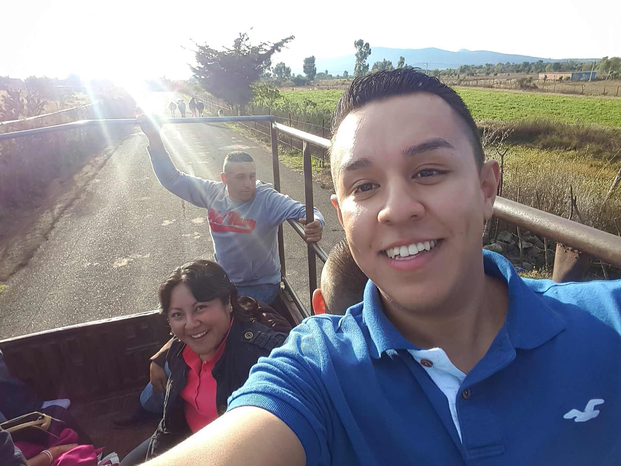 Iván Ceja viajando en la caja de un pick up.