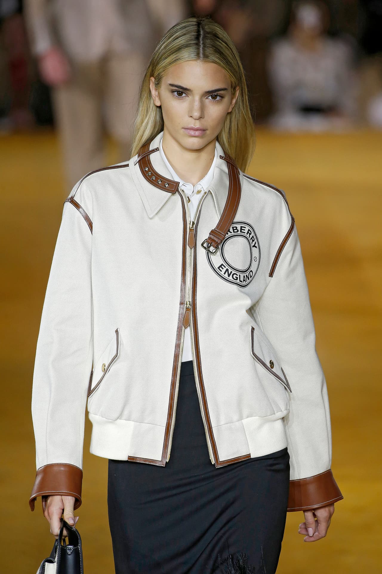 Y en el desfile de Burberry, para la temporada primavera-verano 2020, Kendall sorprendió como una rubia despampanante.