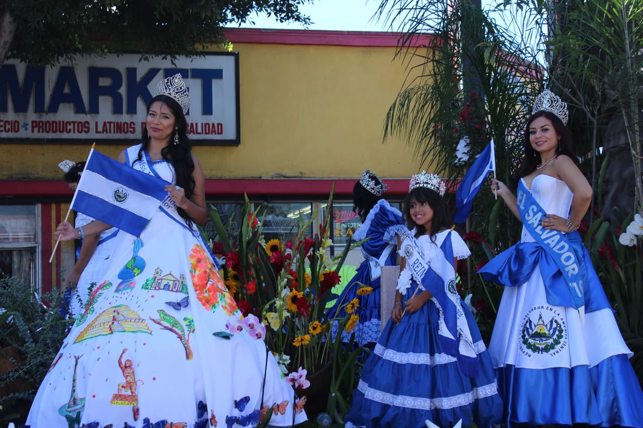 Miles de personas celebraron la independencia centroamericana con un desfile.