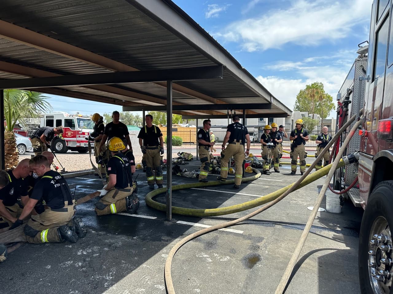 Al llegar, los bomberos encontraron llamas provenientes del segundo piso de la estructura, que rápidamente se extendían al resto de las unidades.