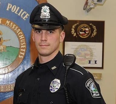 Un policía se niega a arrestar a dos mujeres que robaban comida en un mercado y en cambio les paga la cena de Navidad