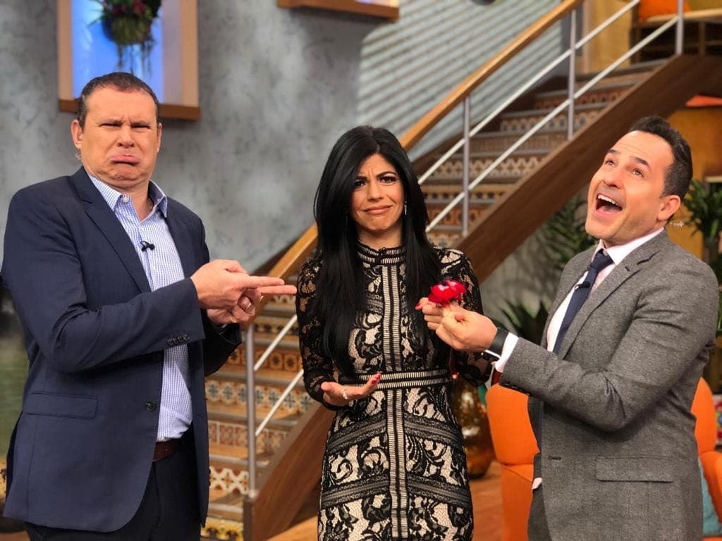 ¿Será que algo está fallando en la estrategia de Carlitos? Él no se dio por vencido y siguió intentando conquistar el corazón de África Zavala.