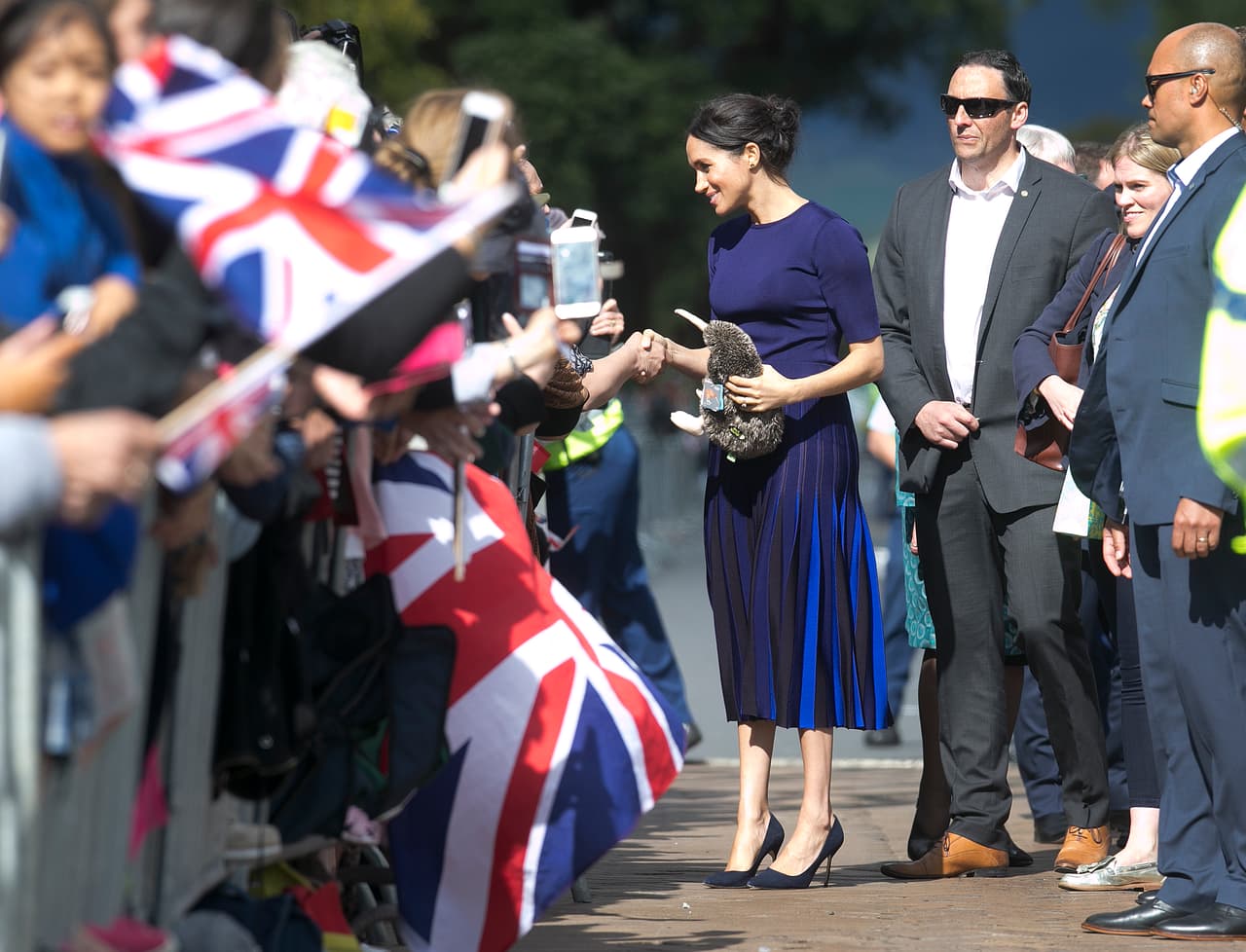 <b>31 de octubre de 2018</b>
<br>
<br>Los duques de Sussex culminaron su travesía por Oceanía con 
<b><a href="https://www.univision.com/entretenimiento/realeza/su-falda-la-traiciono-meghan-markle-deja-al-descubierto-su-ropa-interior-por-otro-error-de-vestuario-fotos" target="_blank">un paseo</a></b> por Rotorua, Nueva Zelanda, donde se detuvieron a saludar a sus seguidores.