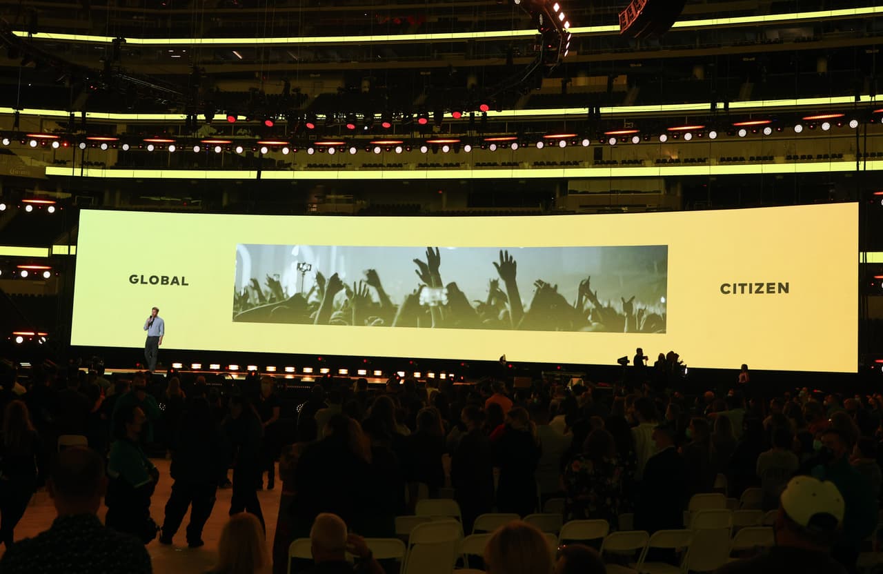 El duque de Sussex le dijo a la audiencia, conformada por trabajadores de la salud vacunados, que 
<b><a href="https://people.com/royals/prince-harry-speech-at-global-citizen-vax-live-concert/" target="_blank">"todos y cada uno de ustedes son increíbles"</a></b> antes de instarlos a "mirar más allá de nosotros mismos", según la reseña de People. 
<br>