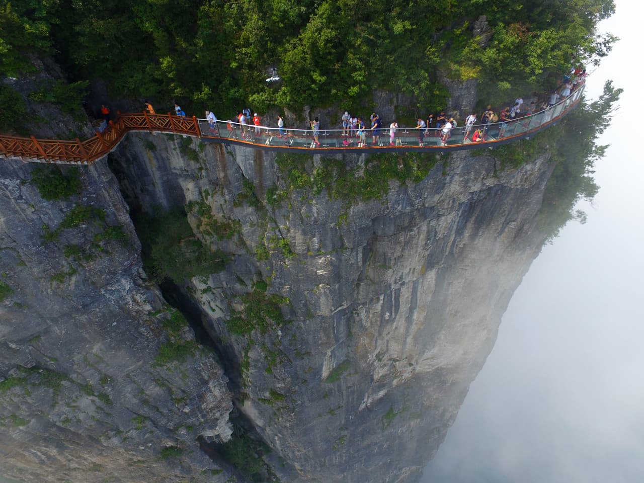En 2016 se inauguró un puente de vidrio de 100 metros de largo en las Tianmen Mountain en el Zhangjiajie National Forest Park, en China.