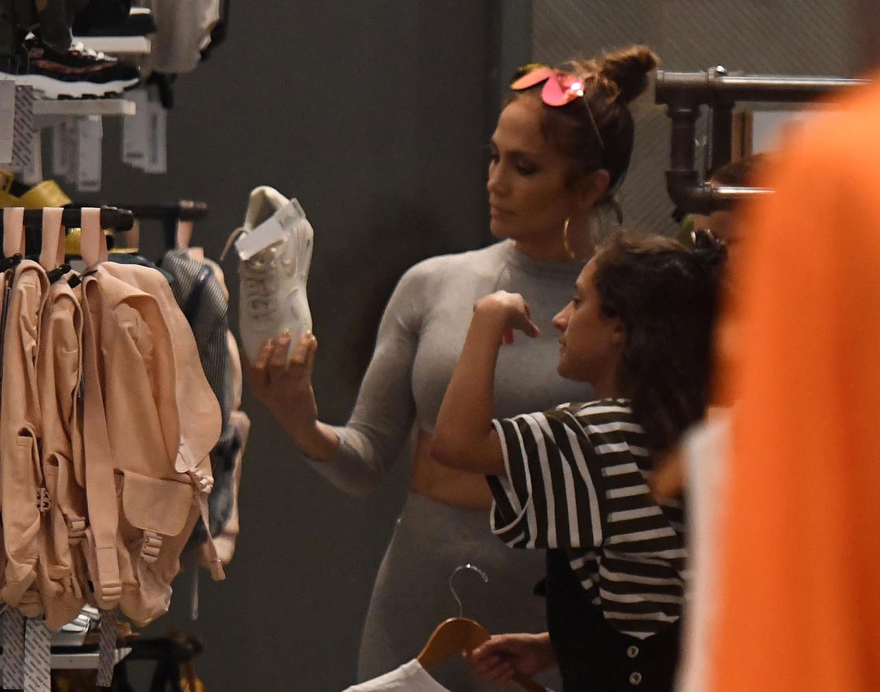 Durante uno de sus momentos de convivencia, la cantante demostró que su hija Emme es su mini clon y lo mucho que disfruta ayudarle a elegir sus atuendos.A su corta edad le gusta lucir tan chic como su mamá.
<br>