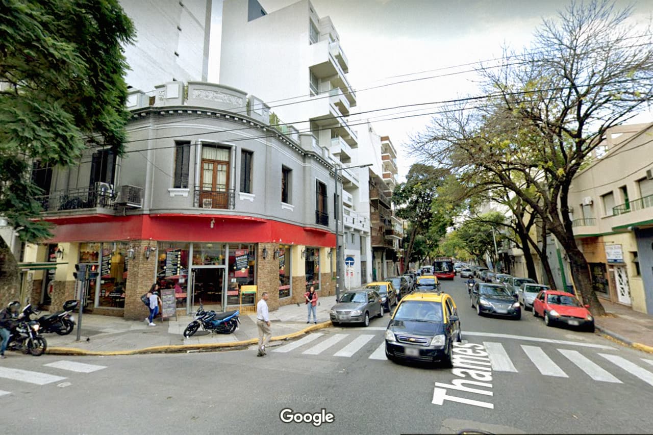 <b>Puesto 10. Calle Thames, Buenos Aires</b>
<br>
<br>“Esta bulliciosa vía une la elegante Palermo con la más vanguardista Villa Crespo. Es mejor conocida por sus cocinas independientes y bares, muchos de ellos instalados en edificios reutilizados”, reseñó Time Out. 
<br>
<br>Los visitantes encontrarán comida tradicional armenia, asiática, churros y tacos. También conocerán una panadería judía, vinotecas y tiendas especializadas para los amantes de los cigarros o el whisky.
<br>