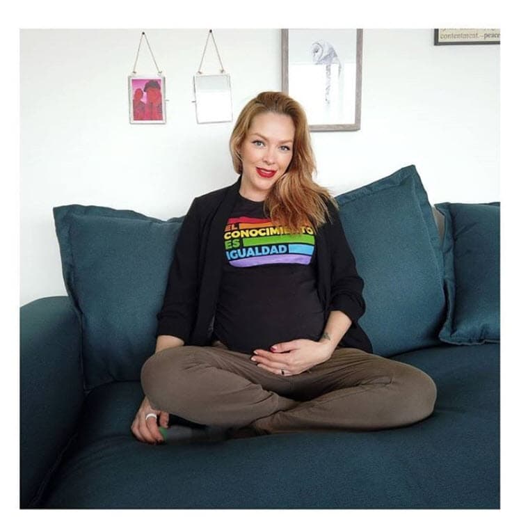 La actriz relató, en entrevista con la 
<a href="https://www.caras.com.mx/el-espia/erika-de-la-rosa-nos-comparte-en-exclusiva-que-esta-embarazada/" target="_blank">revista Caras</a>, cómo fue que se dio cuenta del embarazo: “Comencé a notarme diferente, más cansada que de costumbre, se me bajaba la presión además de que me enfermé de gripa. Y por último me dí cuenta que llevaba tres días de retraso y, sin decirle a mi marido, me hice la prueba de embarazo y resultó positiva”.