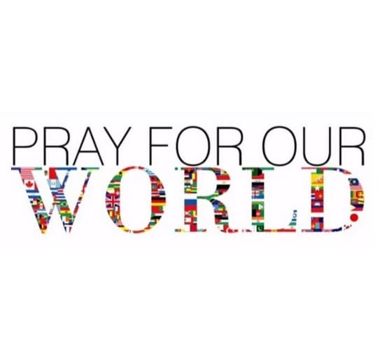 El reggaetonero también compartió esta imagen pidiendo por el mundo. "Oremos por nuestro mundo".