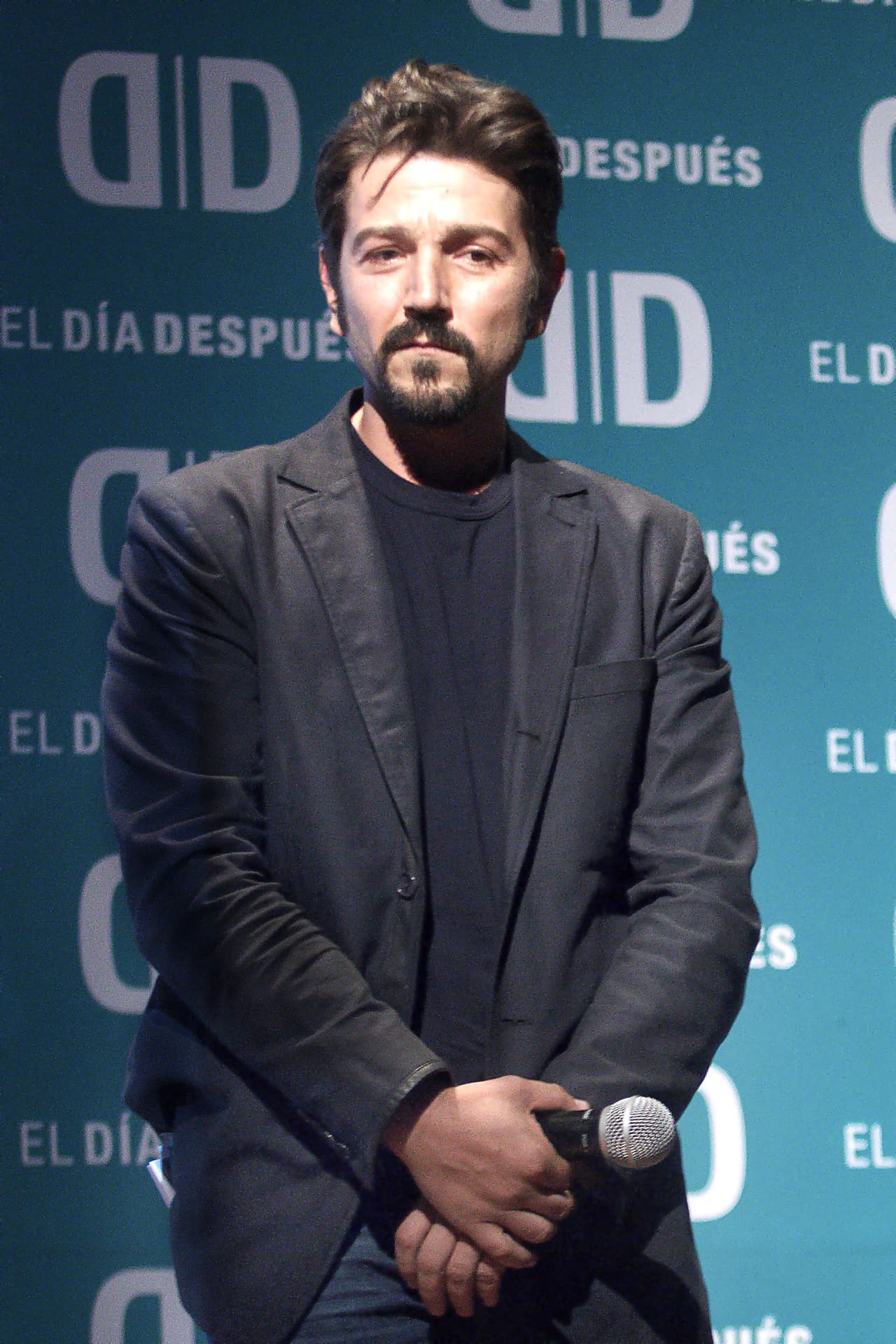 En redes sociales, tanto en EEUU como en México y otros países, se ha impulsado el uso correcto del lenguaje inclusivo. Algunos famosos también se han mostrado a favor de él, como Diego Luna, quien ha dicho que para él 
<b><a href="https://www.msn.com/es-xl/entretenimiento/famosos/diego-luna-y-los-famosos-a-favor-del-lenguaje-inclusivo/ar-AANZlhM?li=AA54qo" target="_blank">forma parte de su día a día</a></b>, según le dijo al 'youtuber' mexicano Roberto Martínez a principios de septiembre pasado.