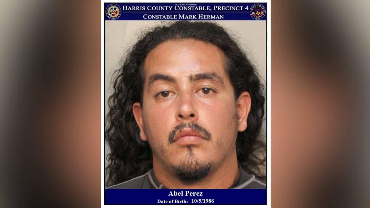 Abel Pérez enfrenta cargos por DUI y por cargar un arma de fuego ilegal.